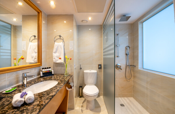 40 ATHENA BEACH HOTEL CLASSIC ROOM BATHROOM WITH SHOWER