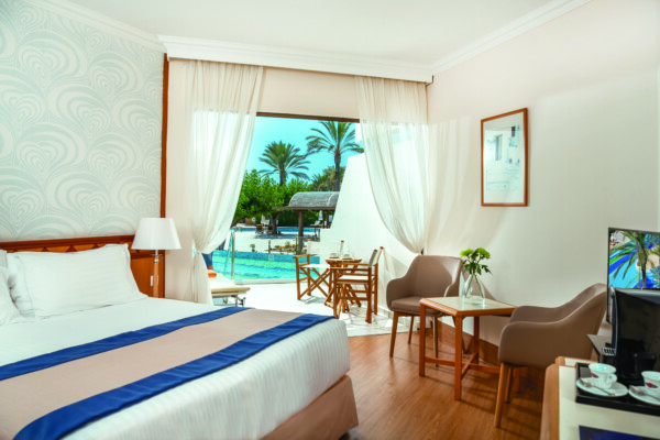45 ATHENA BEACH HOTEL SUPERIOR SWIM-UP ROOM