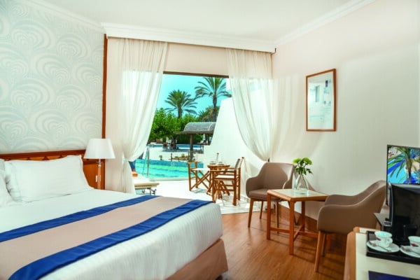 45 ATHENA BEACH HOTEL SUPERIOR SWIM-UP ROOM