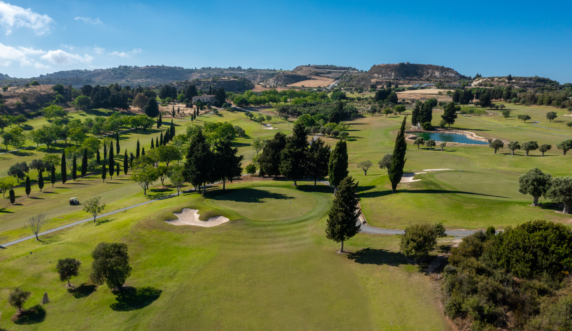 Minthis new greens, bunkers